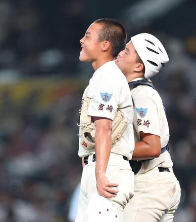 ７回、横浜・小野舜友に適時打を浴び、悔しそうな日南学園・谷口銀次郎（撮影・中田匡峻）