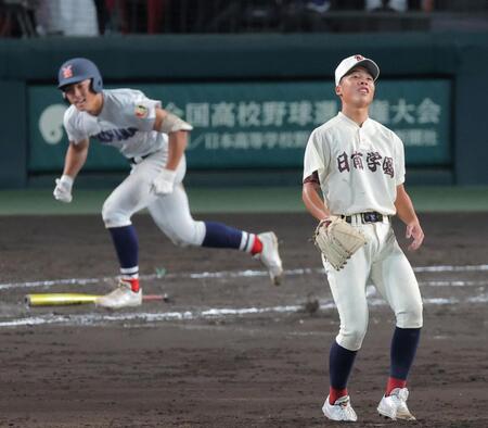 ７回、横浜・千島大翼に勝ち越しの適時三塁打を許す日南学園・谷口銀次郎（撮影・西田忠信）