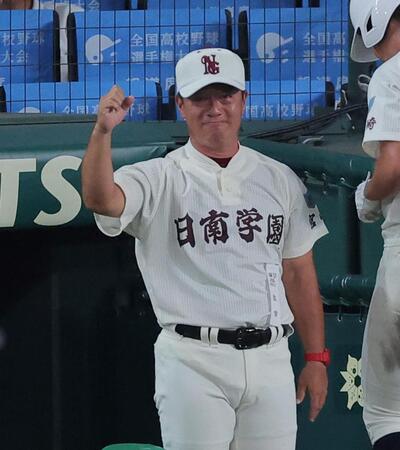 ４回、下川源次の同点打を喜ぶ日南学園・金川豪一郎監督（撮影・西田忠信）