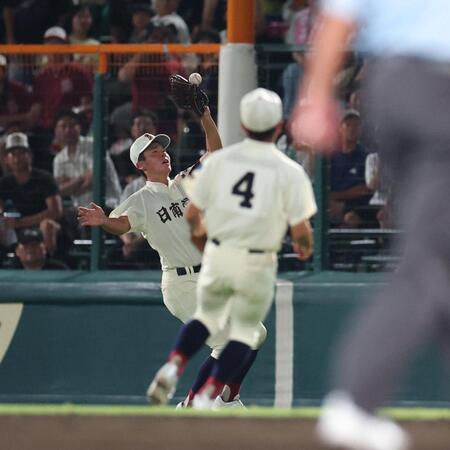 ６回、横浜・江坂佳史の打球を落球する右翼手の日南学園・田中皐晴（撮影・中田匡峻）