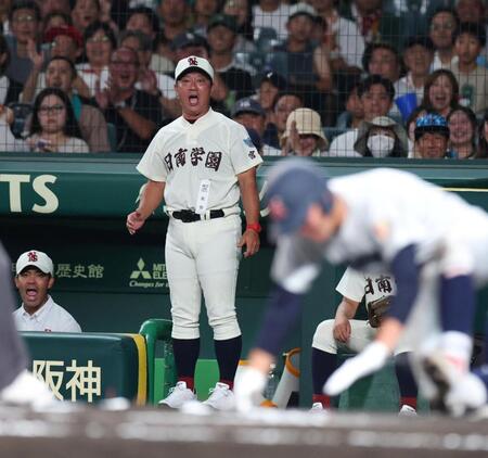 ６回、横浜の走塁ミスが続き声を出す日南学園・金川豪一郎監督（撮影・中田匡峻）