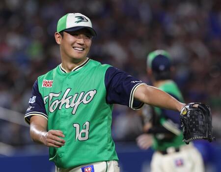 ６回、笑顔を見せる奥川（撮影・佐々木彰尚）