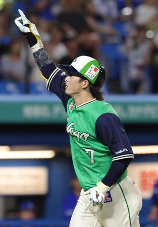６回、右越えに満塁弾を放った長岡（撮影・佐々木彰尚）