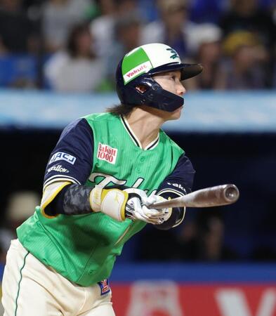 ６回、長岡は右越えに満塁弾を放つ（撮影・佐々木彰尚）