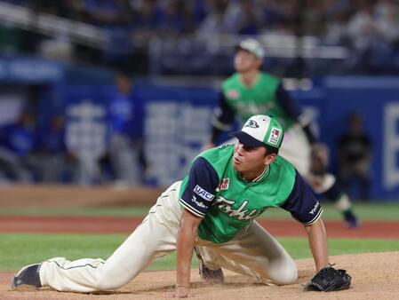 ７回、投球の際、転倒する奥川（撮影・佐々木彰尚）