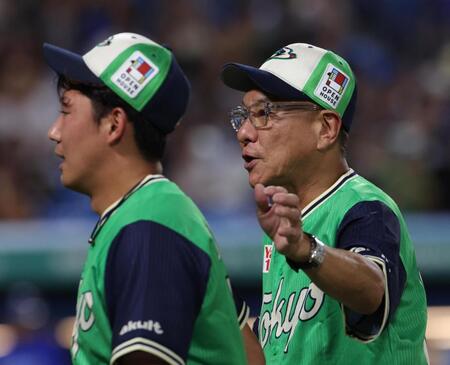 ７回、降板する奥川に声をかける池山監督（撮影・佐々木彰尚）