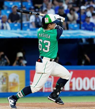 １回、増田が左中間に先制二塁打を放つ