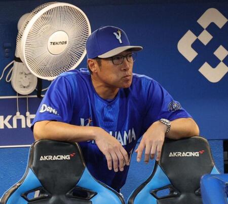 戦況を見守る相川監督（撮影・佐々木彰尚）