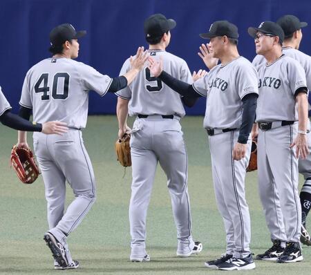 中日に勝利し、中山（左）とタッチを交わす橋上監督代行