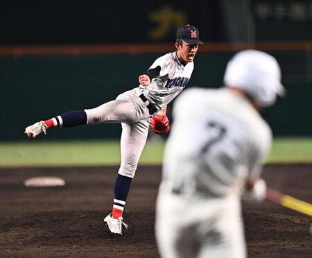 ６回、下川源次（手前）を二ゴロ併殺に打ち取った横浜・織田翔希（撮影・開出牧）