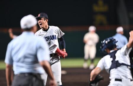 ６回、下川源次を二ゴロ併殺に打ち取り雄たけびを上げる横浜・織田翔希（撮影・開出牧）