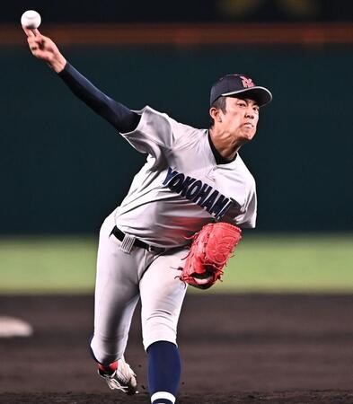 ６回、１５５キロのストレートで４番の谷口銀次郎を見逃し三振に打ち取る横浜・織田翔希（撮影・開出牧）