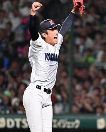 ６回、下川を二ゴロ併殺に打ち取りピンチを切り抜け喜ぶ横浜・織田