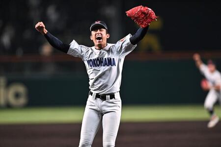 ６回、下川源次を二ゴロ併殺に打ち取り歓喜のガッツポーズを決める横浜・織田翔希（撮影・開出牧）