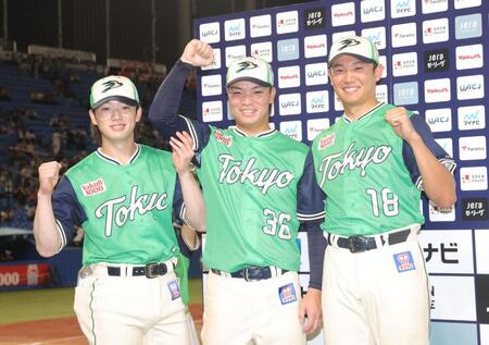 ポーズを決める（左から）長岡、西村、奥川（撮影・佐々木彰尚）