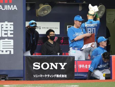 ８回、選手交代を告げ、ベンチに戻った新庄監督（撮影・坂部計介）