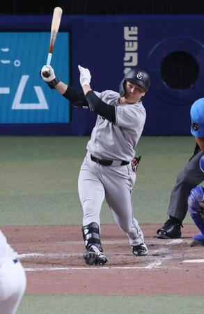 ４回、高橋宏から先制の右前打を放つ中山