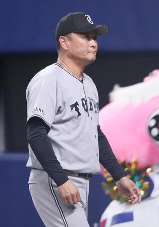 ７回が終わり選手交代を告げた橋上監督代行