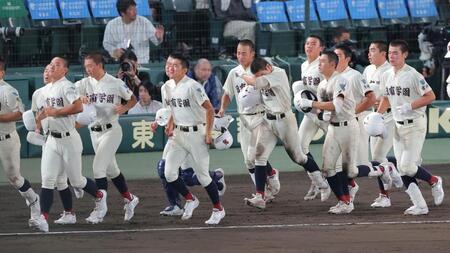 横浜に敗れ、スタンドへあいさつに向かう日南学園ナイン（撮影・西田忠信）