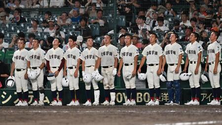 横浜に敗れ整列する日南学園ナイン