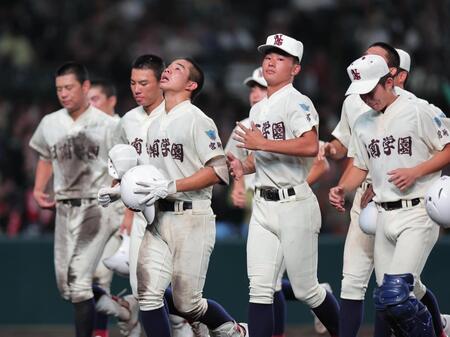 横浜に敗れ、引き揚げる日南学園ナイン
