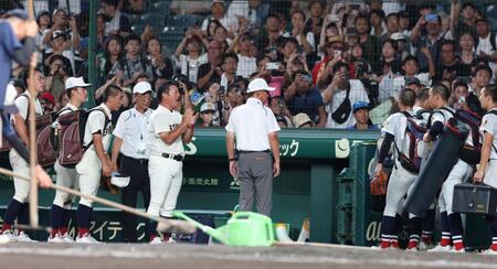 引き揚げる横浜ナイン（右）を見送る日南学園ナイン（撮影・中田匡峻）