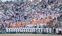 　２回戦を突破し、アルプススタンドにあいさつをする有明ナイン（撮影・坂部計介）