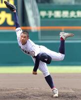 　２番手で登板し、好投する有明・斉藤