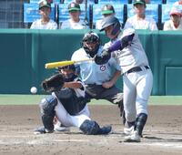 ７回、投手強襲の安打を放つ花巻東・赤間史弥（撮影・中田匡峻）