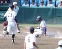 ７回、花巻東・久保村冠太の打席で本盗を決める花巻東・赤間史弥（右）＝撮影・中田匡峻