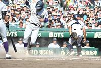 ７回、ホームスチールに成功した赤間史弥（左）。捕手・森仙太郎（撮影・開出牧）
