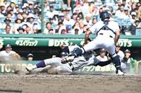３回、萬谷堅心の左飛で果敢に本塁に滑り込むがタッチアウトとなる花巻東・赤間史弥。捕手・森仙太郎（撮影・開出牧）