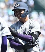 １回、中前適時打を放ち笑顔の古城大翔（撮影・開出牧）