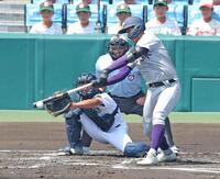 １回、中前適時打を放つ花巻東・古城大翔（撮影・中田匡峻）