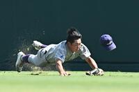 ２回、池本優司の中飛を好捕する花巻東・菊池楽人（撮影・開出牧）