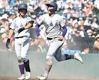 ７回、ホームスチールに成功しタッチを交わす赤間史弥（右）＝撮影・開出牧