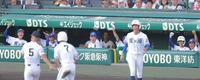 ３回、霞ヶ浦・菊地勇一（７）が３点三塁打を放ち喜ぶ霞ヶ浦ベンチ（撮影・西田忠信）