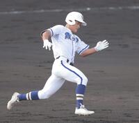 ３回、走者一掃の三塁打を放つ霞ヶ浦・菊地勇一（撮影・西田忠信）