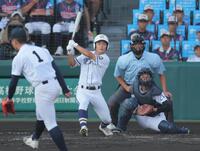 ３回、走者一掃の適時三塁打を放つ菊地。投手西村、捕手西岡
