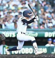４回、右越え適時二塁打を放つ林蒼太（撮影・開出牧）