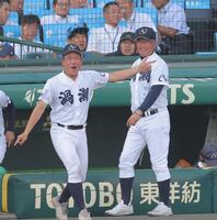 ４回の守備を終えたナインを笑顔で迎える鳴門渦潮・森恭仁監督（右）＝撮影・西田忠信