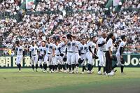スタンドにあいさつし引き揚げる鳴門渦潮ナイン（撮影・開出牧）