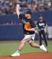 始球式を務めたＲＩＺＩＮファイター　ＹＡ-ＭＡＮ（撮影・坂部計介）