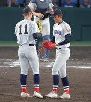 ６回、小林鉄三郎（左）の後を継ぎマウンドに上がる横浜・織田翔希（撮影・西田忠信）