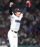 ６回、日南学園・下川源次を併殺に打ち取り、歓喜の横浜・織田翔希（撮影・中田匡峻）