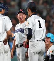 ６回、ピンチを切り抜けた横浜・織田翔希（右）に笑顔で話しかける横浜・村田浩明監督（撮影・中田匡峻）