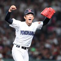 ６回、日南学園・下川源次を併殺に打ち取り、歓喜の横浜・織田翔希（撮影・中田匡峻）