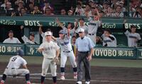 ７回、横浜・千島大翼（９）の勝ち越し適時三塁打に歓喜する横浜ベンチ（撮影・西田忠信）
