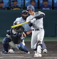 ９回、満塁本塁打を放つ横浜・江坂佳史（撮影・西田忠信）