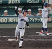 ９回、満塁本塁打を放ちダイヤモンドを回る横浜・江坂佳史（撮影・西田忠信）
